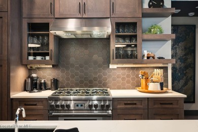 Spanning 2,950 sq. ft., this luxurious 4-bedroom, 4-bathroom - photo 13