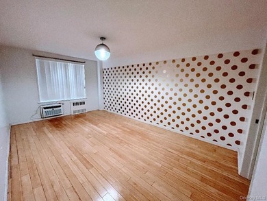 Welcome to this bright and spacious Junior 4 in the heart of - photo 11