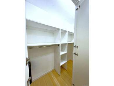 Welcome to this bright and spacious Junior 4 in the heart of - photo 12
