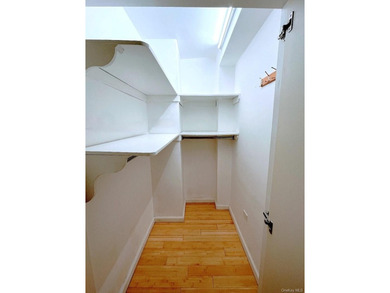 Welcome to this bright and spacious Junior 4 in the heart of - photo 13