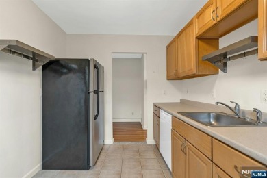 TOP FLOOR, 1 Bedroom/1 Bath quiet and bright move-in ready unit