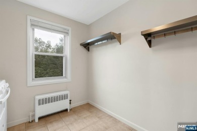 TOP FLOOR, 1 Bedroom/1 Bath quiet and bright move-in ready unit