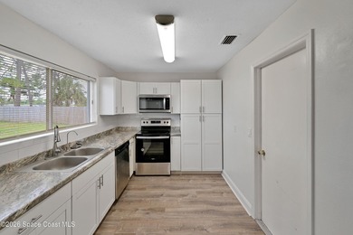 Charming home ready for its new owners! Enjoy added privacy with - photo 13
