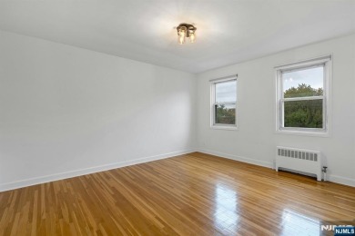 TOP FLOOR, 1 Bedroom/1 Bath quiet and bright move-in ready unit