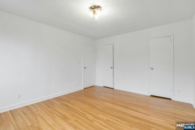 TOP FLOOR, 1 Bedroom/1 Bath quiet and bright move-in ready unit