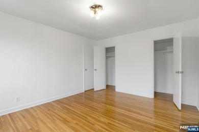 TOP FLOOR, 1 Bedroom/1 Bath quiet and bright move-in ready unit