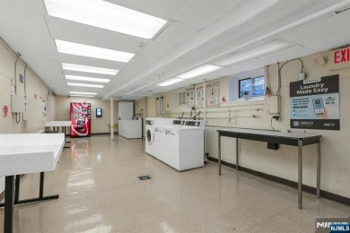 TOP FLOOR, 1 Bedroom/1 Bath quiet and bright move-in ready unit