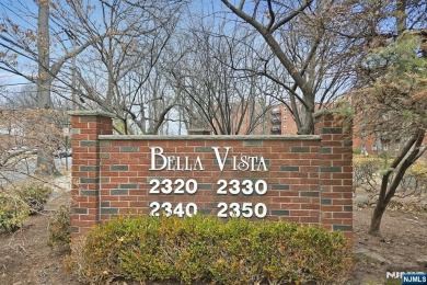 TOP FLOOR, 1 Bedroom/1 Bath quiet and bright move-in ready unit