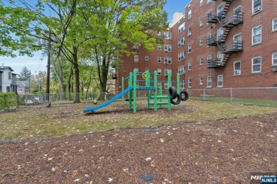 TOP FLOOR, 1 Bedroom/1 Bath quiet and bright move-in ready unit