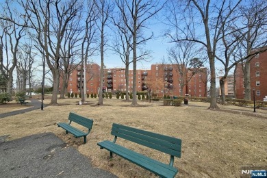 TOP FLOOR, 1 Bedroom/1 Bath quiet and bright move-in ready unit
