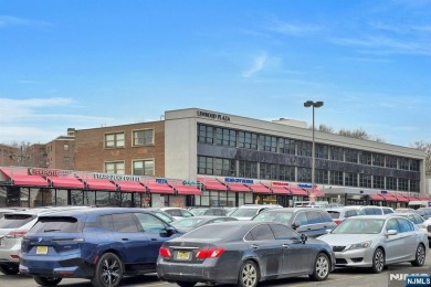 TOP FLOOR, 1 Bedroom/1 Bath quiet and bright move-in ready unit