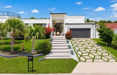 Stunning 4BR/4.5BA waterfront home in gated Bal Harbour. Nearly - photo 2