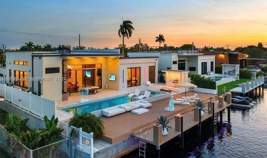 Stunning 4BR/4.5BA waterfront home in gated Bal Harbour. Nearly - photo 4
