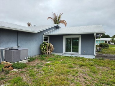 Spacious CBS construction home featuring 4 bedrooms, 4 bathrooms - photo 22