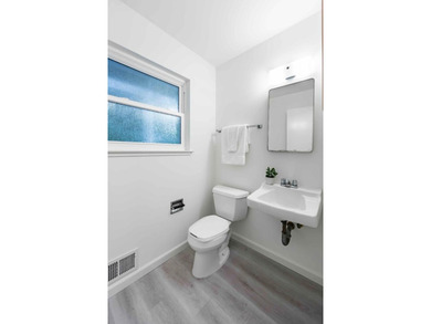 Set on a peaceful cul-de-sac, this inviting home pairs beautiful - photo 20