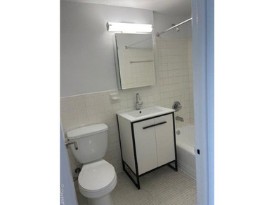 Beautiful 1 bedroom apt all renovated with - photo 4