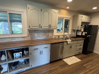Welcome home! This beautifully updated and renovated 3 bedroom - photo 12