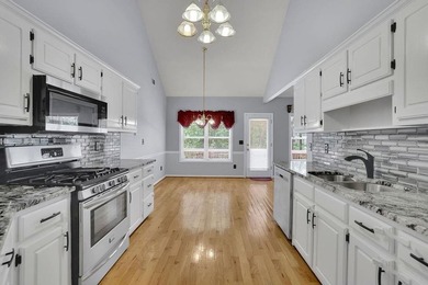 This 6 bedroom, 3 bathroom home offers of comfortable living - photo 18
