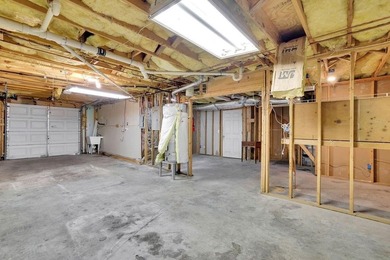 This 6 bedroom, 3 bathroom home offers of comfortable living - photo 41