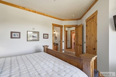 This top-floor Palisades condominium features stunning views of - photo 17