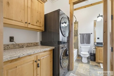 This top-floor Palisades condominium features stunning views of - photo 20