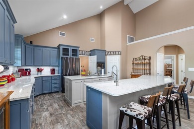 Live the lake lifestyle you've always dreamed of with this - photo 9