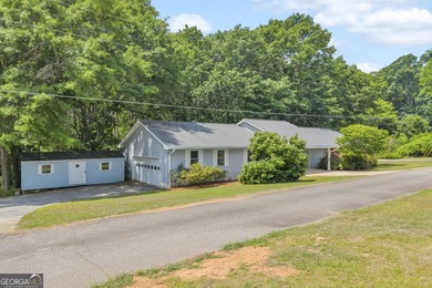 Charming 3-bedroom, 2.5-bath ranch home situated on a spacious 1 - photo 2