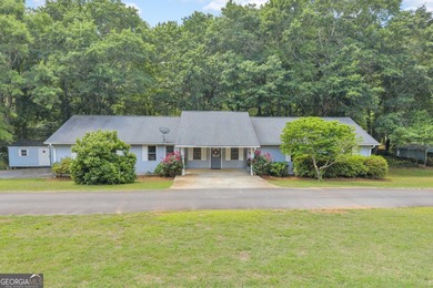 Charming 3-bedroom, 2.5-bath ranch home situated on a spacious 1 - photo 4
