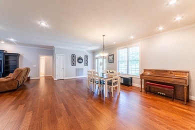 LOCATION, LOCATION, LOCATION! Highly desirable, friendly - photo 25