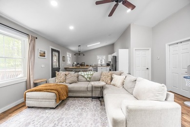 *CHARMING CARRIAGE LIVING* Welcome to this contemporary carriage - photo 14