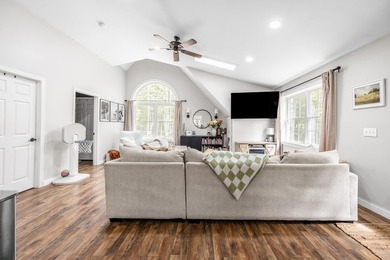 *CHARMING CARRIAGE LIVING* Welcome to this contemporary carriage - photo 16