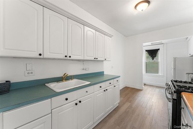 Opportunity knocks in the Pelham Bay section of the Bronx! This - photo 18