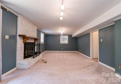 Spacious 3 Bedroom, 3 Bath brick split-level home offers room to - photo 24