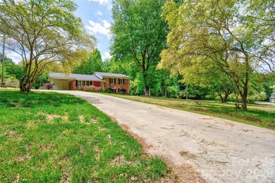 Spacious 3 Bedroom, 3 Bath brick split-level home offers room to - photo 37