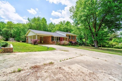 Spacious 3 Bedroom, 3 Bath brick split-level home offers room to - photo 38