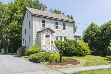 Classic 1930's style 3-bedroom 1.5 bath Colonial on a rare - photo 1