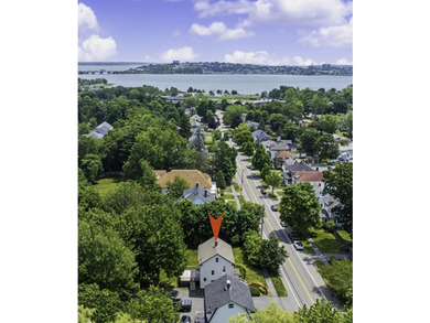 Classic 1930's style 3-bedroom 1.5 bath Colonial on a rare - photo 2