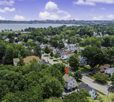 Classic 1930's style 3-bedroom 1.5 bath Colonial on a rare - photo 3