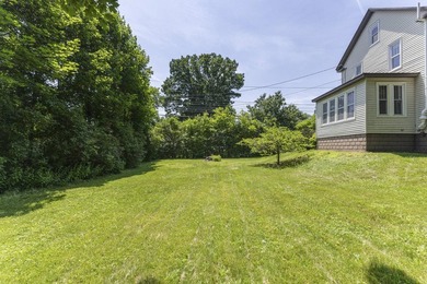 Classic 1930's style 3-bedroom 1.5 bath Colonial on a rare - photo 7