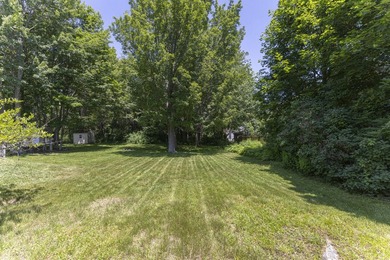 Classic 1930's style 3-bedroom 1.5 bath Colonial on a rare - photo 8