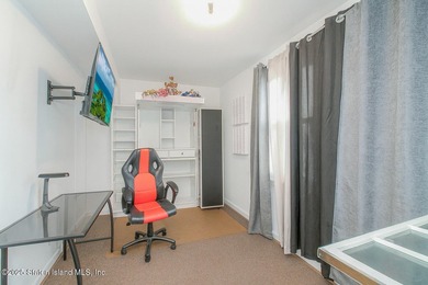 Elm Park Detached 2 Family 5 Bedrooms 2 Full Baths Renovated - photo 11