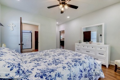 Welcome to your own private retreat where custom craftsmanship - photo 22