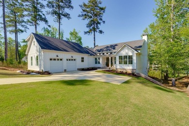 Lake living without compromise. This exceptional 2023-built home - photo 2