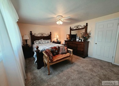 Nestled on a beautifully landscaped 0.45-acre lot in Shelley - photo 12