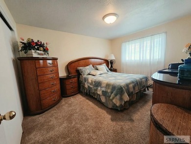 Nestled on a beautifully landscaped 0.45-acre lot in Shelley - photo 15
