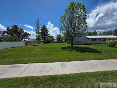 Nestled on a beautifully landscaped 0.45-acre lot in Shelley - photo 20