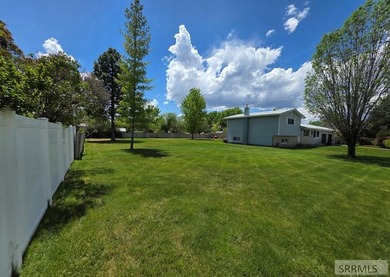 Nestled on a beautifully landscaped 0.45-acre lot in Shelley - photo 21