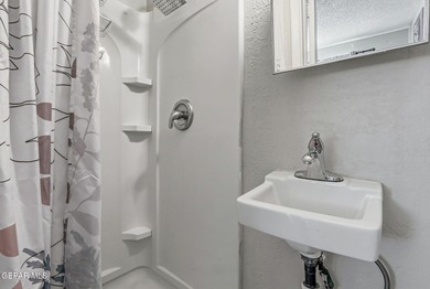 Charming and well-maintained property offering a 3-bedrooms with