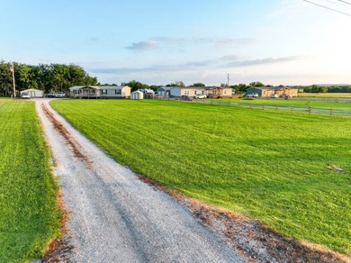 Welcome to ideal rural living and modern convenience with this - photo 30