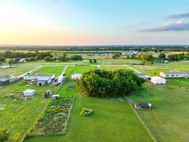 Welcome to ideal rural living and modern convenience with this - photo 33